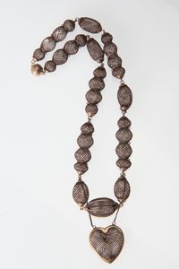 Collana fatta di capelli umani con un ciondolo a forma di cuore e perline e anelli d